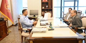 প্রধানমন্ত্রীর সঙ্গে টিআইবির নির্বাহী পরিচালকের সাক্ষাৎ