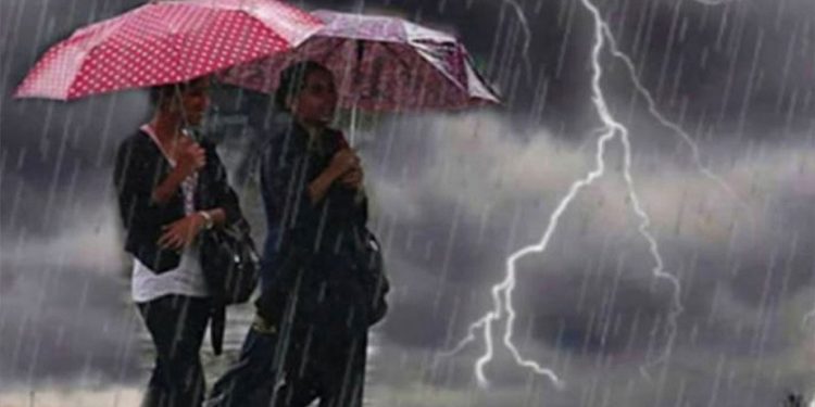রাতে ঢাকায় বজ্রসহ বৃষ্টির বার্তা