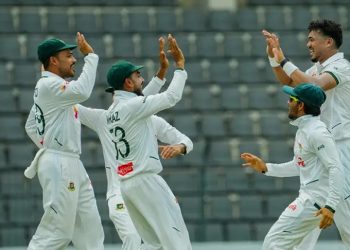 চার ইউকেট নিয়ে স্বস্তিতে মধ্যাহ্নভোজে বাংলাদেশ