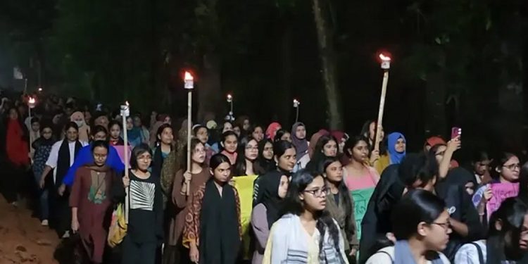 জাবি শিক্ষার্থীকে ধর্ষণ চেষ্টার অভিযোগ, মধ্যরাতে বিক্ষোভে উত্তাল ক্যাম্পাস