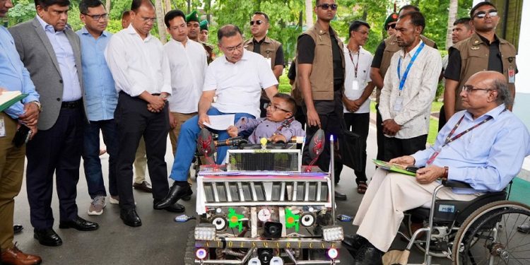 প্রতিবন্ধকতা কাটিয়ে উদ্ভাবন, ওয়াকিমুলের স্মার্ট কারে চড়ে মুগ্ধ প্রধানমন্ত্রী