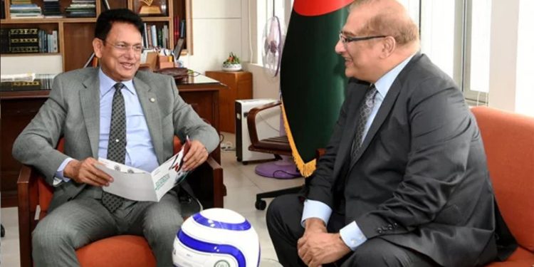 বাংলাদেশের শিক্ষার্থীদের ১ হাজার ফুটবল উপহার দিলো পাকিস্তান