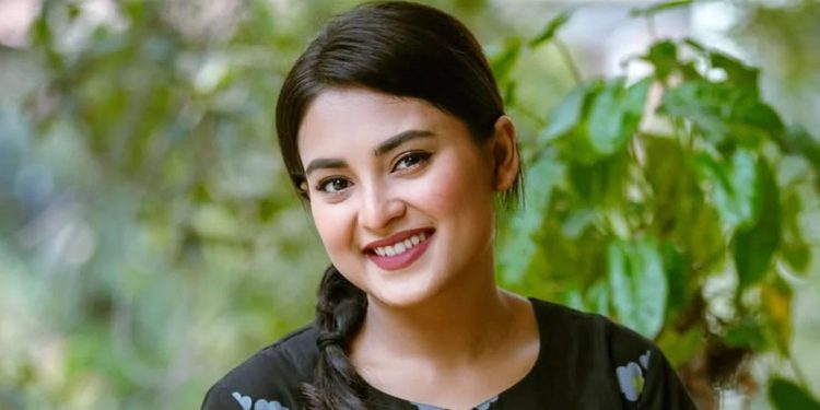 যে মানুষটির অপেক্ষায় আছেন তটিনী