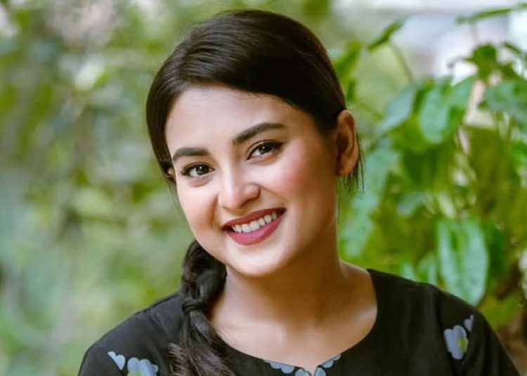 যে মানুষটির অপেক্ষায় আছেন তটিনী