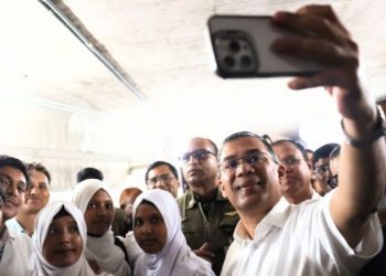 সংসদে প্রধানমন্ত্রীর সেলফিতে উচ্ছ্বসিত কুমিল্লার শিক্ষার্থীরা