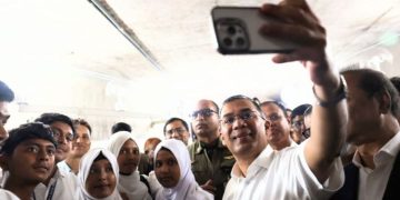 সংসদে প্রধানমন্ত্রীর সেলফিতে উচ্ছ্বসিত কুমিল্লার শিক্ষার্থীরা