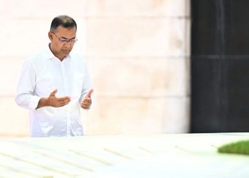 দেশে ফিরে বাবা-মায়ের কবর জিয়ারত করলেন প্রধানমন্ত্রী