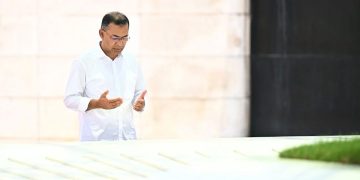 দেশে ফিরে বাবা-মায়ের কবর জিয়ারত করলেন প্রধানমন্ত্রী