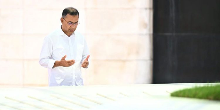 দেশে ফিরে বাবা-মায়ের কবর জিয়ারত করলেন প্রধানমন্ত্রী
