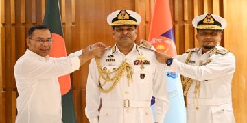 নবনিযুক্ত নৌবাহিনী প্রধানকে ভাইস এডমিরাল র্যাংক ব্যাজ পরালেন প্রধানমন্ত্রী তারেক রহমান