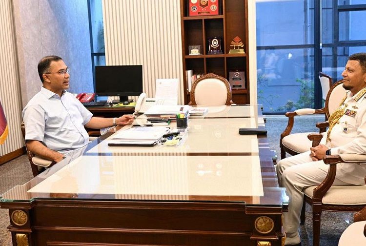 প্রধানমন্ত্রী তারেক রহমানের সঙ্গে সাক্ষাৎ করেছেন বিদায়ী নৌবাহিনী প্রধান অ্যাডমিরাল এম নাজমুল হাসান