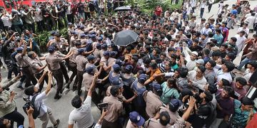 শিক্ষামন্ত্রী মিলনের পদত্যাগ দাবিতে চার জেলায় বিক্ষোভ