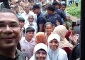 শিক্ষার্থীদের আবদারে গাড়ি থামালেন প্রধানমন্ত্রী, তুললেন সেলফি