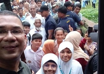 শিক্ষার্থীদের আবদারে গাড়ি থামালেন প্রধানমন্ত্রী, তুললেন সেলফি