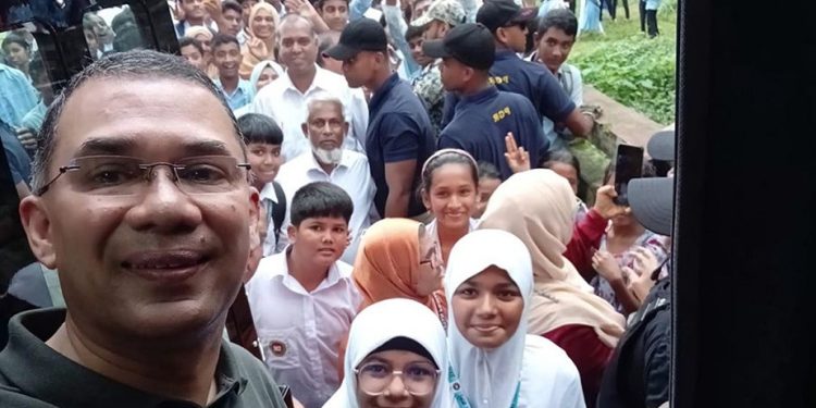 শিক্ষার্থীদের আবদারে গাড়ি থামালেন প্রধানমন্ত্রী, তুললেন সেলফি