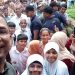 শিক্ষার্থীদের আবদারে গাড়ি থামালেন প্রধানমন্ত্রী, তুললেন সেলফি