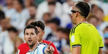 ‘আমাকে সম্মান দিয়ে কথা বলো’: রেফারিকে মেসি