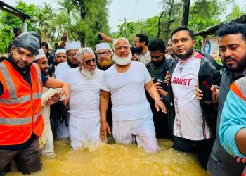 চট্টগ্রামে বন্যাদুর্গত মানুষের পাশে দাঁড়ালেন জামায়াত আমির