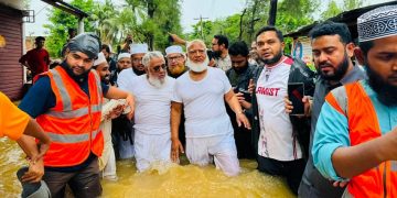 চট্টগ্রামে বন্যাদুর্গত মানুষের পাশে দাঁড়ালেন জামায়াত আমির