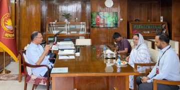 প্রধানমন্ত্রীর সঙ্গে সাক্ষাৎ করেছেন জুলাই গণঅভ্যুত্থানে শহীদ আব্দুল্লাহ বিন জাহিদের মা