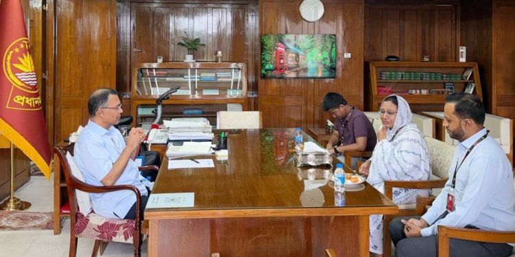 প্রধানমন্ত্রীর সঙ্গে সাক্ষাৎ করেছেন জুলাই গণঅভ্যুত্থানে শহীদ আব্দুল্লাহ বিন জাহিদের মা
