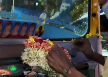 আট বছর ধরে মৃত স্ত্রীর জন্য তাজা ফুল কেনেন অটোচালক