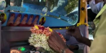 আট বছর ধরে মৃত স্ত্রীর জন্য তাজা ফুল কেনেন অটোচালক