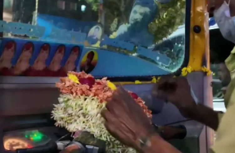আট বছর ধরে মৃত স্ত্রীর জন্য তাজা ফুল কেনেন অটোচালক