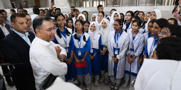 সংসদ অধিবেশন দেখতে আসা শিক্ষার্থীদের সঙ্গে সাক্ষাৎ করলেন প্রধানমন্ত্রী