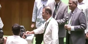 ভোট দিলেন ভারপ্রাপ্ত রাষ্ট্রপতি ও প্রধানমন্ত্রী