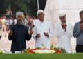 শপথের আগে জিয়াউর রহমান ও বেগম খালেদা জিয়ার কবরে শ্রদ্ধা জানালেন মির্জা ফখরুল