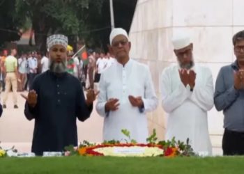 শপথের আগে জিয়াউর রহমান ও বেগম খালেদা জিয়ার কবরে শ্রদ্ধা জানালেন মির্জা ফখরুল