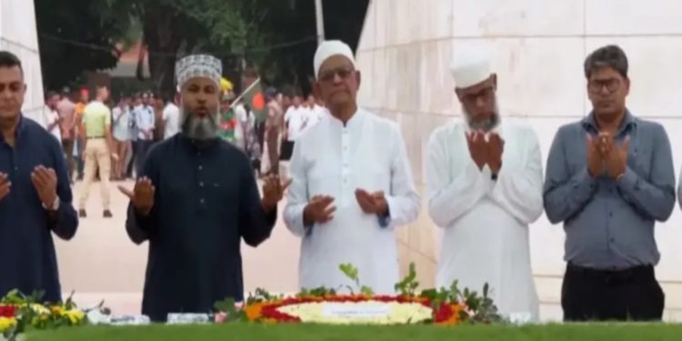 শপথের আগে জিয়াউর রহমান ও বেগম খালেদা জিয়ার কবরে শ্রদ্ধা জানালেন মির্জা ফখরুল