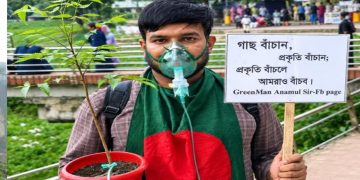 মাস্টার্স পাশ যুবকের মুখে অক্সিজেন মাস্ক, হাতে চারা গাছ নিয়ে রাস্তায় রাস্তায় পরিবেশ আন্দোলন!