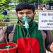 মাস্টার্স পাশ যুবকের মুখে অক্সিজেন মাস্ক, হাতে চারা গাছ নিয়ে রাস্তায় রাস্তায় পরিবেশ আন্দোলন!