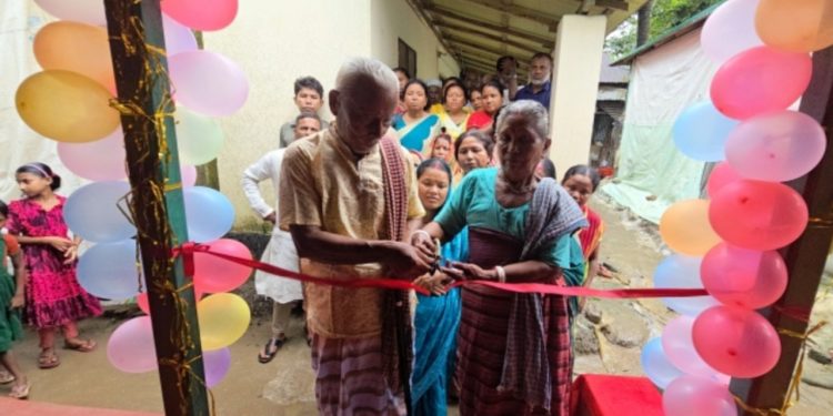 নেত্রকোনা পাহাড়ি জনপদে কায়সার কামালের অর্থায়নে ঘর পেলেন হাজং দম্পতি