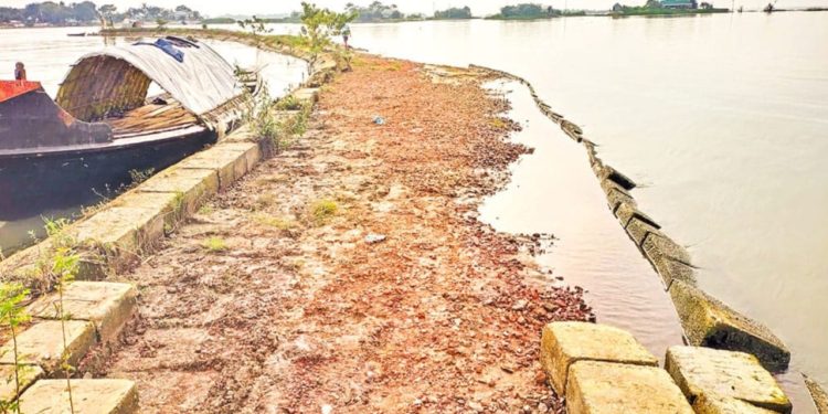 নেত্রকোনার ফসল রক্ষা বাঁধের ব্লক তোলে নিয়ে গেছে দুর্বৃত্তরা, দ্রুত ফেরত দেয়ার নির্দেশ প্রশাসনের