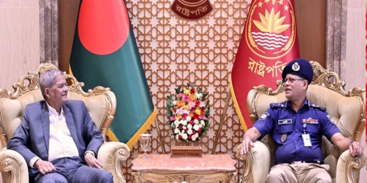 আইনশৃঙ্খলা রক্ষা ও অপরাধ দমনে পুলিশকে নিষ্ঠার সঙ্গে কাজ করার আহ্বান জানিয়েছেন রাষ্ট্রপতি