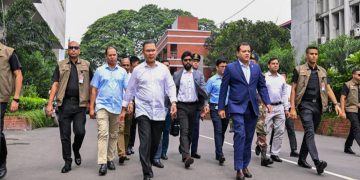 পায়ে হেঁটে সচিবালয় থেকে ওসমানী মিলনায়তনে প্রধানমন্ত্রী তারেক রহমান