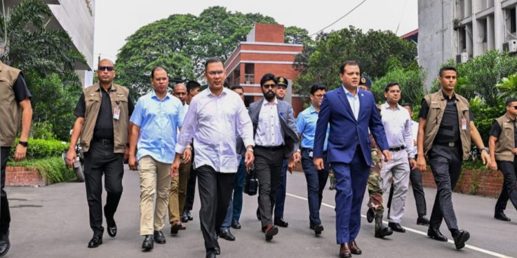 পায়ে হেঁটে সচিবালয় থেকে ওসমানী মিলনায়তনে প্রধানমন্ত্রী তারেক রহমান