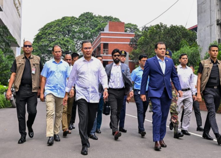 পায়ে হেঁটে সচিবালয় থেকে ওসমানী মিলনায়তনে প্রধানমন্ত্রী তারেক রহমান