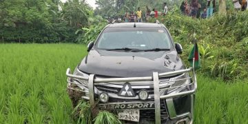 বৃদ্ধাকে বাঁচাতে গিয়ে সড়ক দুর্ঘটনায় স্ত্রীসহ আহত প্রতিমন্ত্রী