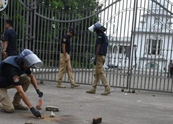 সুপ্রিম কোর্টের সামনে ককটেল বিস্ফোরণ