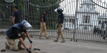 সুপ্রিম কোর্টের সামনে ককটেল বিস্ফোরণ