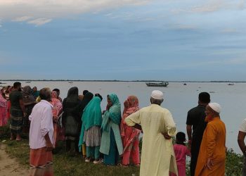 মেঘনায় বিয়ের ট্রলার ডুবির ২০ ঘণ্টা পেরিয়ে গেলেও নিখোঁজ একই পরিবারের ৪ জনের সন্ধান পাওয়া যায়নি