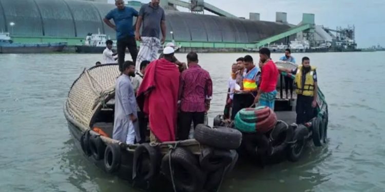 মেঘনায় ট্রলারডুবিতে নিখোঁজ একই পরিবারের ৩ জনের মরদেহ উদ্ধার
