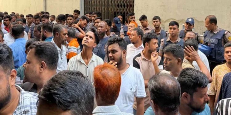 জাসদ কার্যালয়ে গোপন বৈঠক থেকে কার্যক্রম নিষিদ্ধ আ.লীগের শতাধিক নেতাকর্মী আটক
