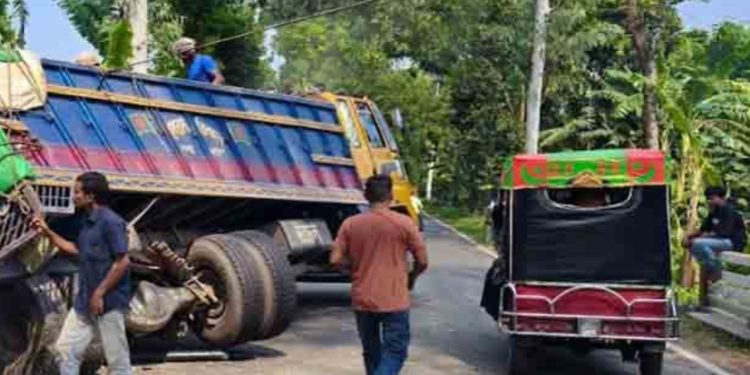 সকালে হাঁটতে বেরিয়ে ট্রাকচাপায় ২ নারী নিহত