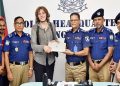 জার্মান পর্যটকের উদ্ধারকৃত ল্যাপটপ হস্তান্তর করল পুলিশ