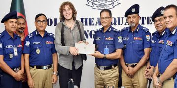 জার্মান পর্যটকের উদ্ধারকৃত ল্যাপটপ হস্তান্তর করল পুলিশ